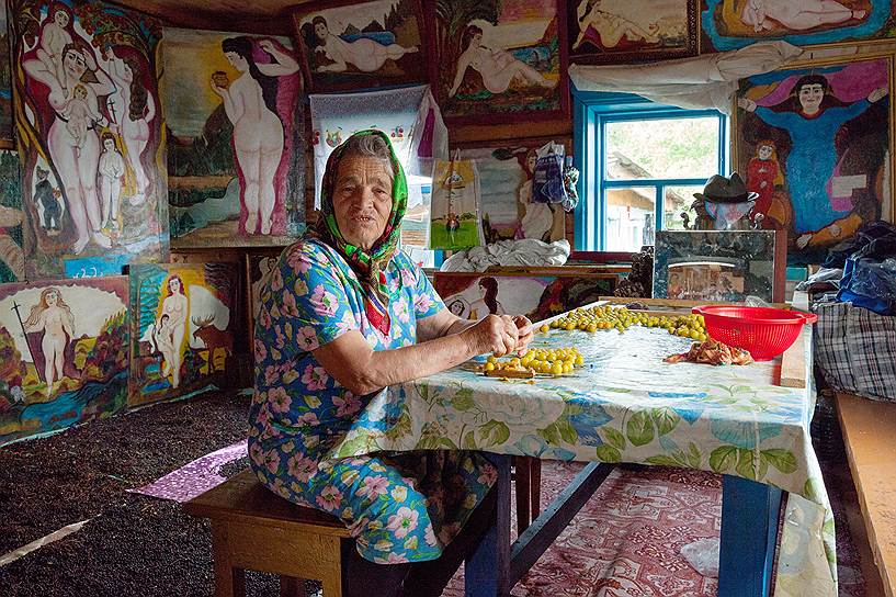 Художника Поликарпа Судомойкина иногда называют "бурятским Пиросмани", но пишет он в основном в стиле ню. Муза примитивиста — его жена Евдокия Нестеровна. Вот она в окружении своих портретов. Можно сравнить