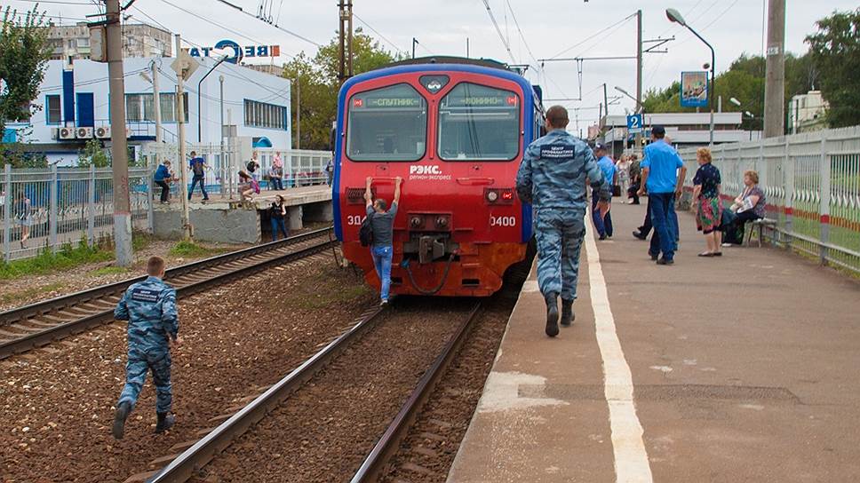 Ходить по путям запрещено, однако "Офицеры России" проводят рейды и там