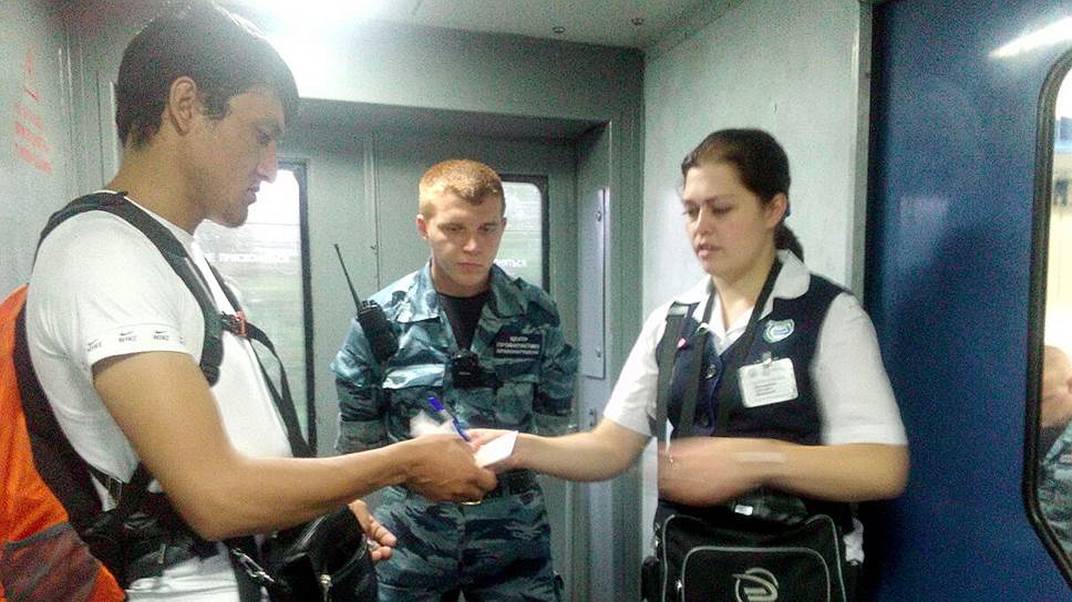 На некоторых пригородных направлениях сотрудники "Центра" работают вместе с контролерами. Но перевозчики уверяют, что это чистая инициатива снизу