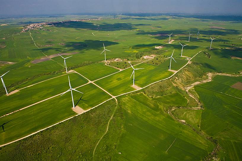 ЛУКОЙЛ владеет ветроэлектростанцией Land Power, которая в 2015 году выработала 212,39 млн кВт ч электроэнергии