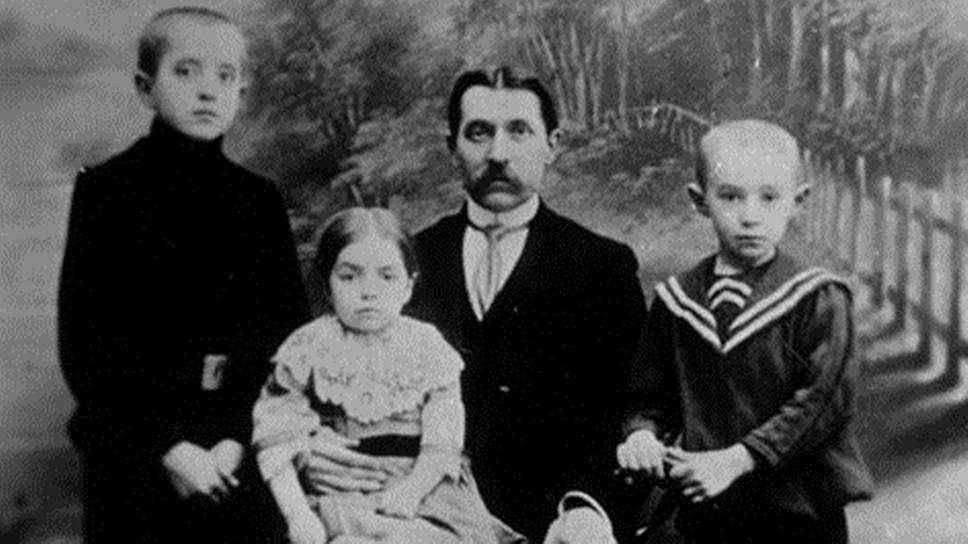 Николай Ильич Косыгин с детьми: Павлом, Марией, Алексеем (справа). 1911