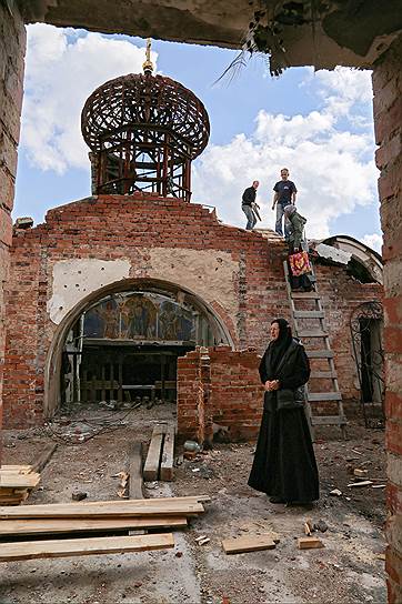 Раньше над входом в храм была колокольня — ее давно нет. Поврежденная кладка осыпается, стоит только прикоснуться