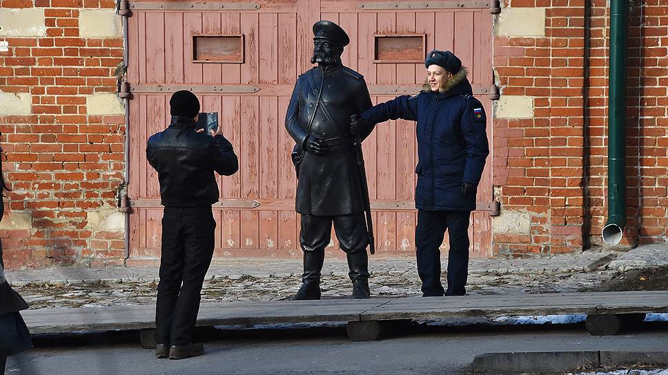 Памятник городовому, установленный перед зданием музея пожарного дела Ульяновска 