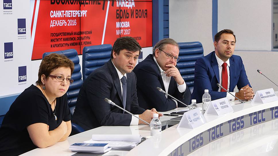 Учредитель фонда помощи хосписам "Вера" Нюта Федермессер (слева) объяснила собравшимся, как картины могут помочь больным  