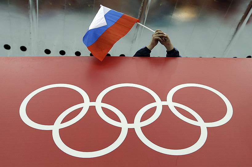Опубликованный в июле доклад WADA о допинге в России, основанный на показаниях экс-главы московской антидопинговой лаборатории Григория Родченкова, прячущегося в США, звучал весь год и изрядно подпортил российским спортсменам не только Олимпиаду в Рио, но и Паралимпийский игры, куда нашу сборную не пустили в полном составе. Но скандал на этом не затих: в начале декабря Россия лишилась чемпионата мира по бобслею и скелетону в Сочи, и (уже на прошлой неделе) этапа Кубка мира по биатлону (в Тюмени)