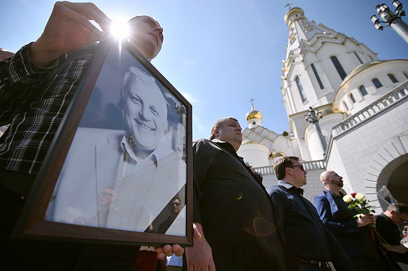 Убийство журналиста Павла Шеремета, случившееся в Киеве в результате взрыва в июле этого года, стало трагедией не только для его родных и близких, но и для "Огонька", где Паша долгое время работал. Преступление не раскрыто до сих пор