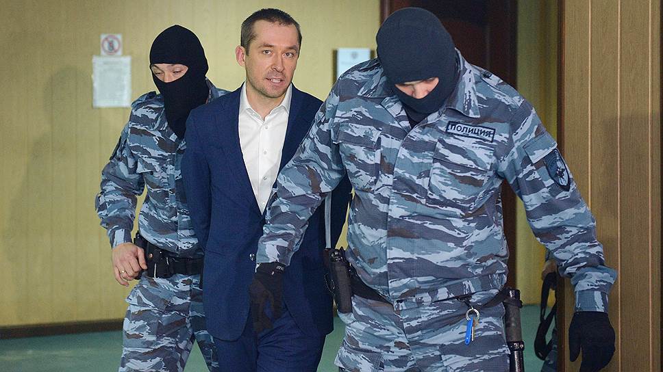 Сентябрьский арест полковника МВД Дмитрия Захарченко (замнчальника одного из управлений антикоррупционного главка МВД обвиняют в получении взятки и злоупотреблении полномочиями) изумил страну: в ходе обысков, сопровождавших арест, была найдена астрономическая сумма наличных денег, эквивалентная примерно 8 млрд рублей