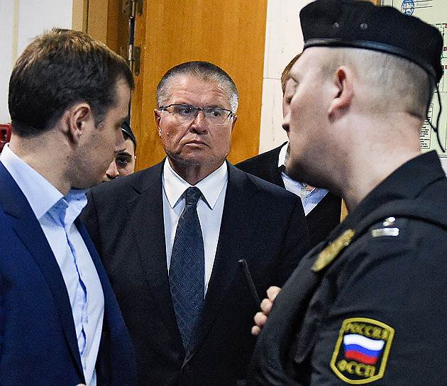 Сенсационное задержание 14 ноября министра экономического развития РФ Алексея Улюкаева, якобы за получение взятки в особо крупном размере, породило множество слухов и претендует на звание главного отечественного скандала минувшего года