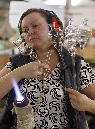 Сейчас на фабрике «Елочка» 250 рабочих, в основном женщины.В день каждая из них выдуват около 300 шариков, 100 «верхушек» или 100-150 изделий различной формы (герои мультфильмов, колокольчики, часы и тд)