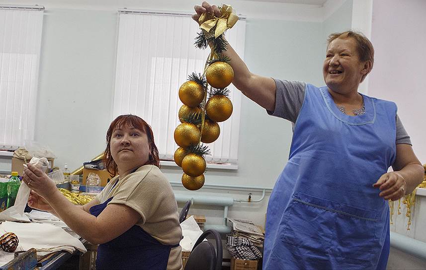 Фабрика «Елочка» — одна из крупнейших в России по изготовлению новогодних игрушек. Их можно купить в странах бывшего СССР, а также в Израиле, Германии, США и даже в Австралии