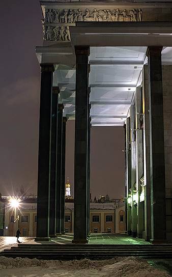 Возводя в 1920-х главное здание Ленинки, архитекторы Гельфрейх и Щуко ломали стереотип — строили дворец, куда за знаниями сможет прийти любой читатель, хоть в лаптях, хоть в туфельках