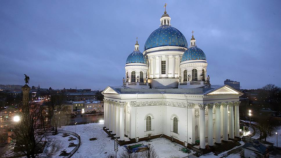 По указанию Николая I купола расписали золотыми звездами