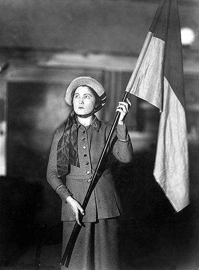 В спектакле Happy End по пьесе Бертольта Брехта (1929 год)  