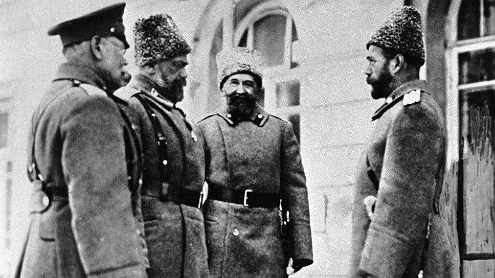 Николай II (справа) с генералами Михаилом Алексеевым, Алексеем Эвертом и Алексеем Поливановым (слева направо), в феврале 1917-го все они поддержали отречение царя 