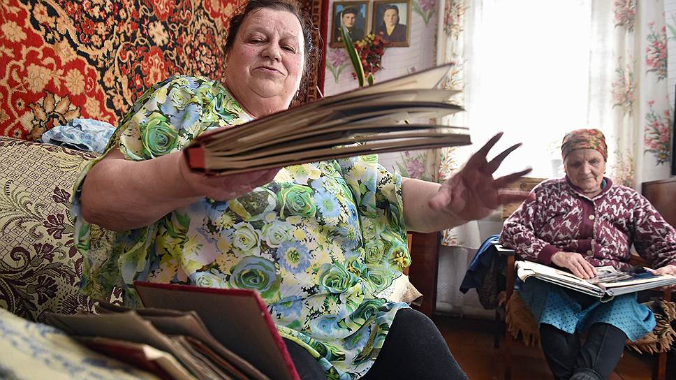 Жительница Деменки Алла Григорьевна не захотела покинуть родной дом после того, как в 1986 году село стало зоной отселения. «Как забрали у нас скотину в из-за радиации, так почти никто и не завел снова, когда разрешили. Им проще в Брянск да Москву ездить, а не здесь скотниками работать. Так что я уж не верю, что от постановлений здесь что-то изменится», — говорит она