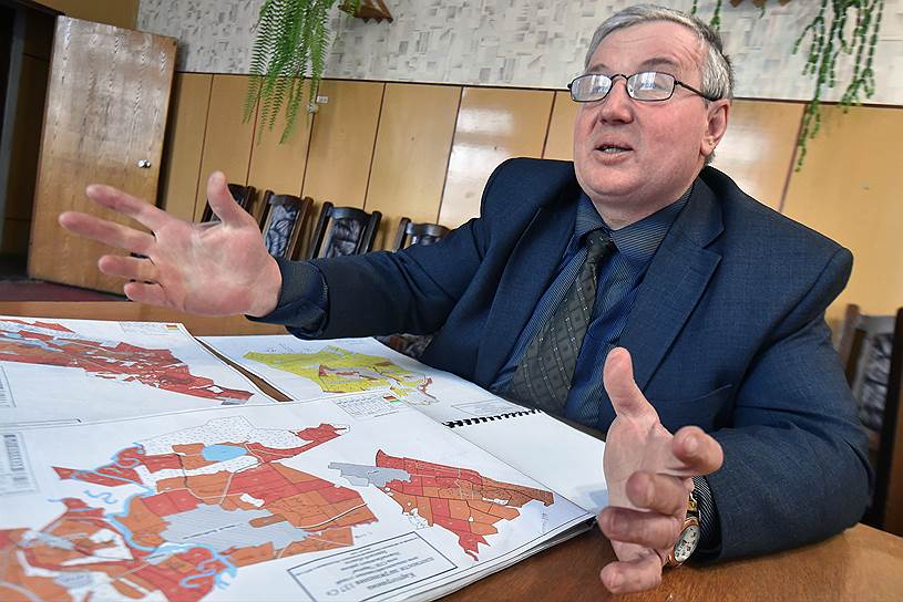 В 2015 году город Новозыбков лишился статуса зоны отселения. Теперь часть земель района планируется ввести в сельскохозяйственный оборот. «Самое главное, нас ознакомили с постановлением постфактум. Мы даже не знали, что такое готовится, просто в один прекрасный день я пришел и узнал, что мой район стал юридически чище», — рассказал «Огоньку» начальник управления по сельскому хозяйству Новозыбковского района Иван Ермаков (на фото)