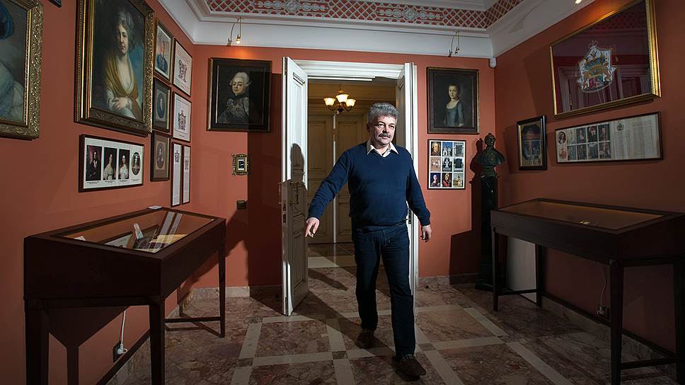 «Рад бы я себя почувствовать барином, спать до обеда, — признается Сергей Леонтьев. — Только в Воронино это не получается. Приезжаю каждые выходные, но за все время отдыхал два раза. Вот сейчас с вами общаюсь, а в голове крутится проект электрики для бального зала»