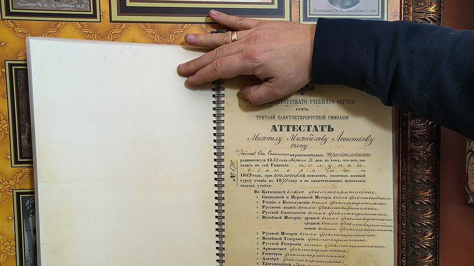 Документы из семейных архивов хозяин убрал под стекло, но сделал ксерокопии, чтобы посетители тоже могли полистать. Теперь они выставляются в музейном зале усадьбе на первом этаже барского дома