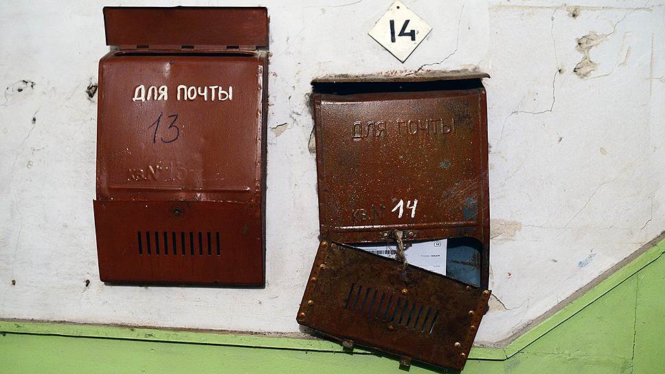 Платежки здесь приходят вполне городские: 7 тысяч в месяц за трехкомнатную квартиру в бараке. Все из-за парового отопления  