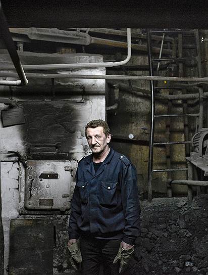 Кочегар бани Алексей родился и вырос на Кегострове. Зарплата у него небольшая, но тут выбирать не приходится  