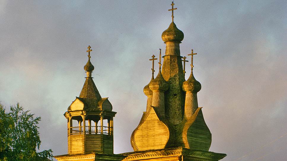 Церковь Иконы Божией Матери Одигитрии в деревне Кимже (Мезенский район, Архангельская область). Снимок был сделан в 2000 году, позднее церковь сгорела  