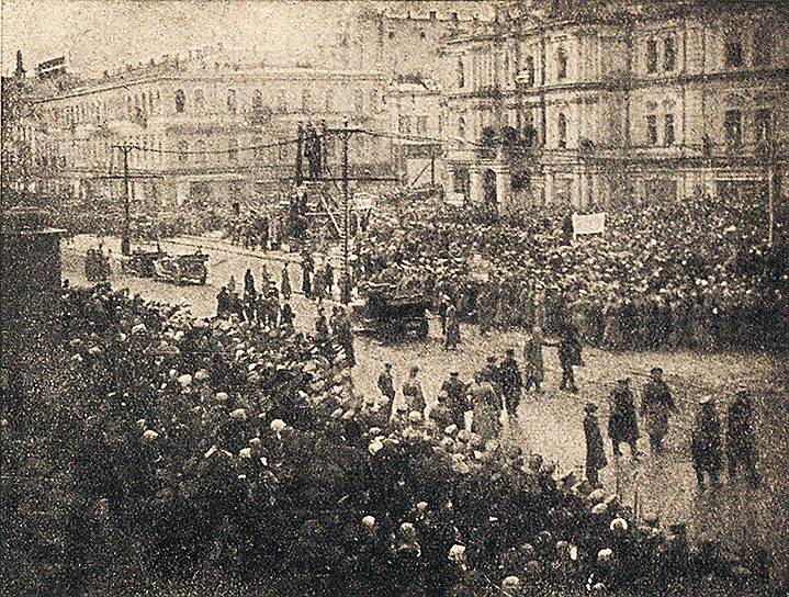 Киев. Идет разборка памятника Столыпину. В эти же дни в Петрограде открылась выставка изделий узников Шлиссельбурга. На фото внизу — организатор выставки В.М. Новорусский и глубокоуважаемый сотрудник "Огонька" Н.А. Морозов (справа), в прошлом тоже шлиссельбуржец. Он представил на выставку коллекцию бабочек и букашек
