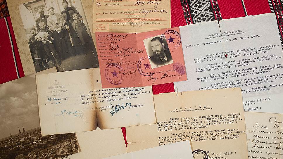 Отец Феклы, Никита Ильич Толстой, воевал в рядах Красной армии, а после войны вместе с родными навсегда остался в России (на фото — документы военных лет из семейного архива)