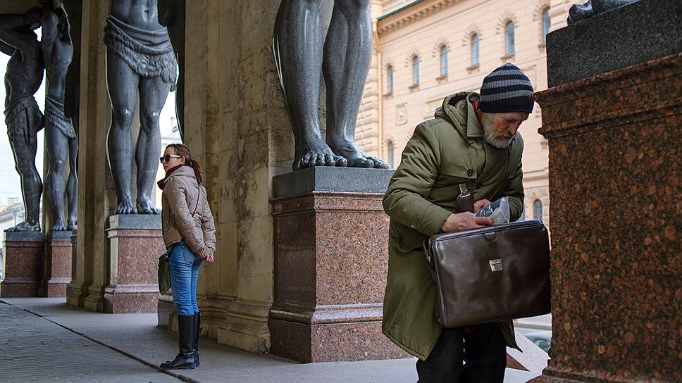 Жертва квартирных мошенников — Вячеслав Раснер шесть зим ночевал на стройке. Однажды его, просящего подаяния, заметили неравнодушные люди и узнали блестящего некогда экскурсовода. Раснеру помогли восстановить утраченные документы, сейчас он снова водит экскурсии