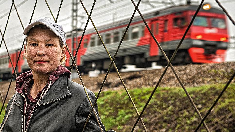 Лена Сидоренко провела в тюрьме 15 лет, а когда вернулась домой, брат указал ей на дверь. Теперь она — староста «палаточных», группы бездомных, живущих в пункте обогрева у железнодорожной станции Обухово