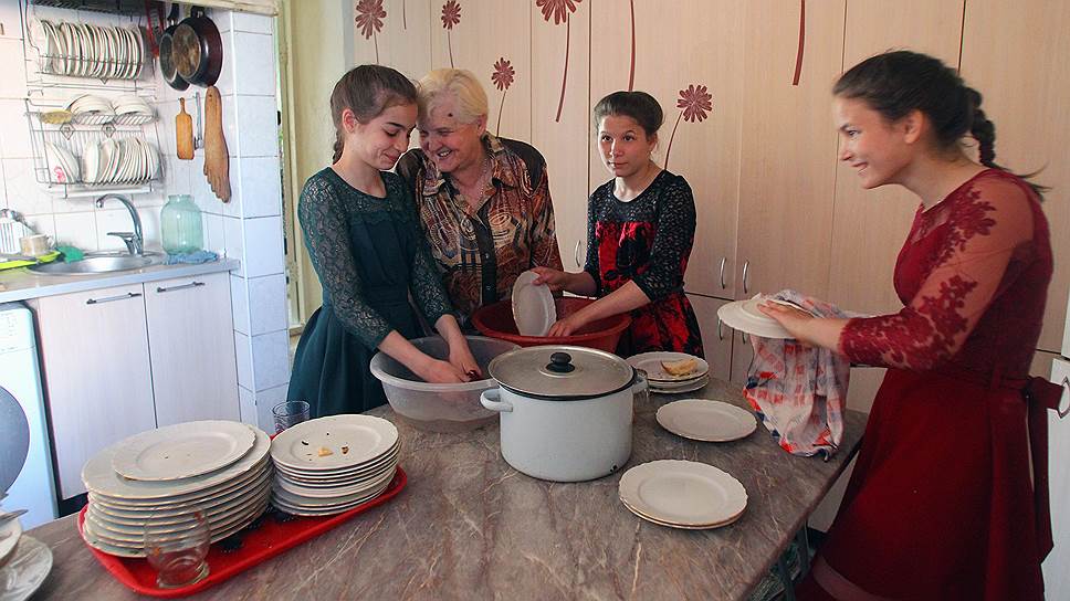 "Мои Таня, Лиза и Надя — сегодня дежурные по хозяйству"