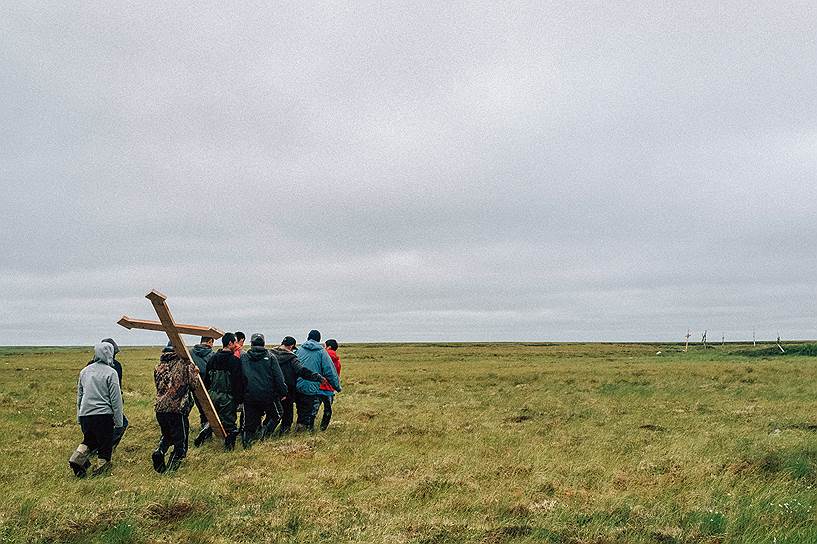 Процессия движется на кладбище Ньютока. Оно расположено там, где несколько десятилетий назад была часть деревни. Теперь там болото