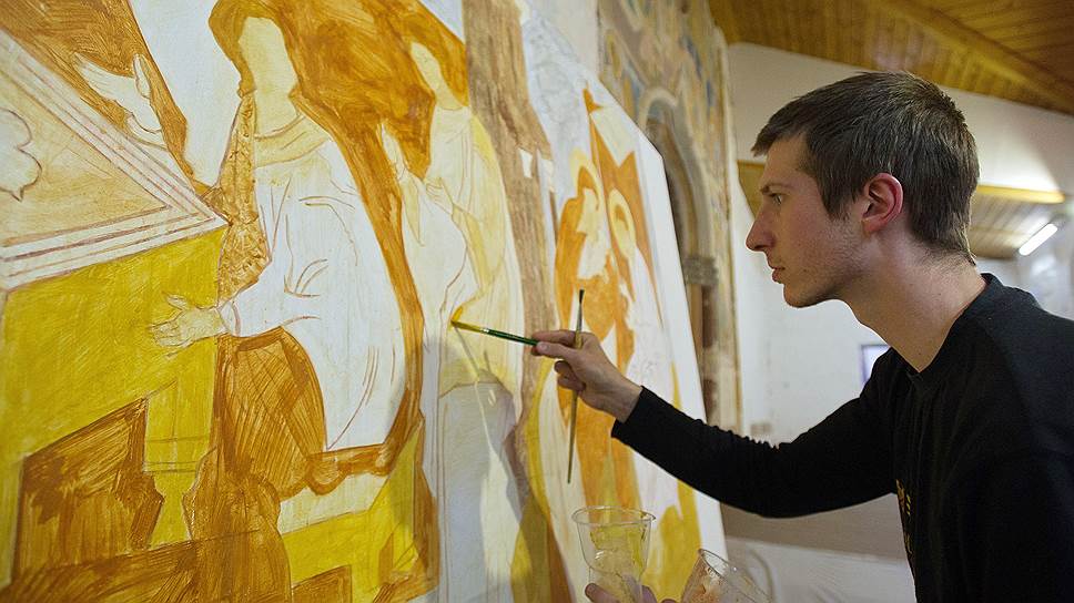Николай Денисьев здесь на практике. Он студент Санкт-Петербургской художественно-промышленной академии им. Штиглица