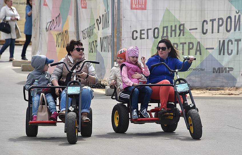 Прокатные трехколесные велосипеды в парках позволяют неспешно прокатиться всей семьей