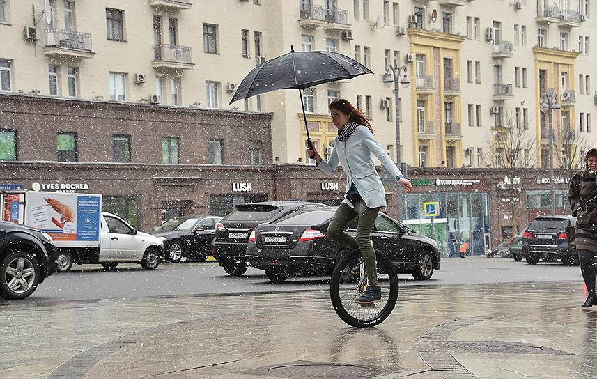 Моноцикл требует от ездока изрядной ловкости, зато его всегда можно взять под мышку и прыгнуть в метро. Так что цирковой снаряд тоже стал транспортным средством