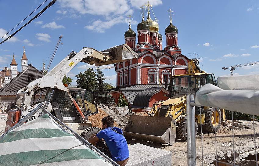 В ансамбль Зарядья вписали несколько старинных церквей. В их числе — храм великомученицы Варвары и собор Иконы Божией Матери "Знамение" в Знаменском монастыре