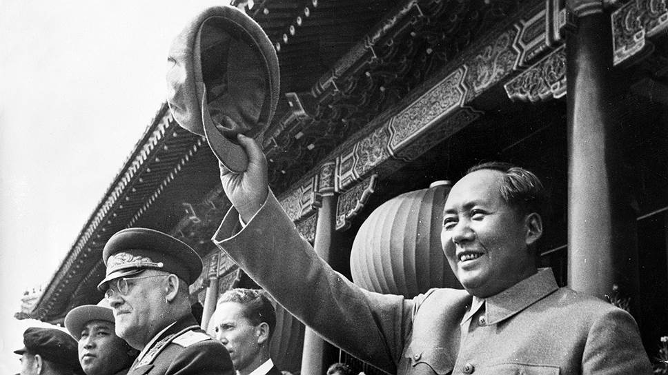 Мао Цзэдун в Пекине на праздновании годовщины создания КНР в 1954 году. Рядом с ним Николай Булганин (в это время министр обороны СССР), Ким Ир Сен, китайский премьер Чжоу Эньлай (на фото отвернулся от корейского соседа по трибуне) 