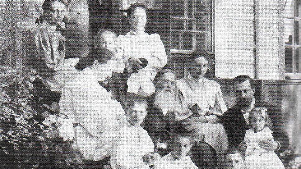 Поэт Аполлон Майков с родственниками на даче в Сиверской, 1890-е