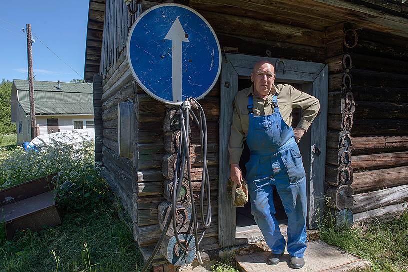 Николай Леонидович, бывший офицер, а ныне островитянин. Когда-то на месте его дома была кузница, подковы здесь находят до сих пор и вешают у входа