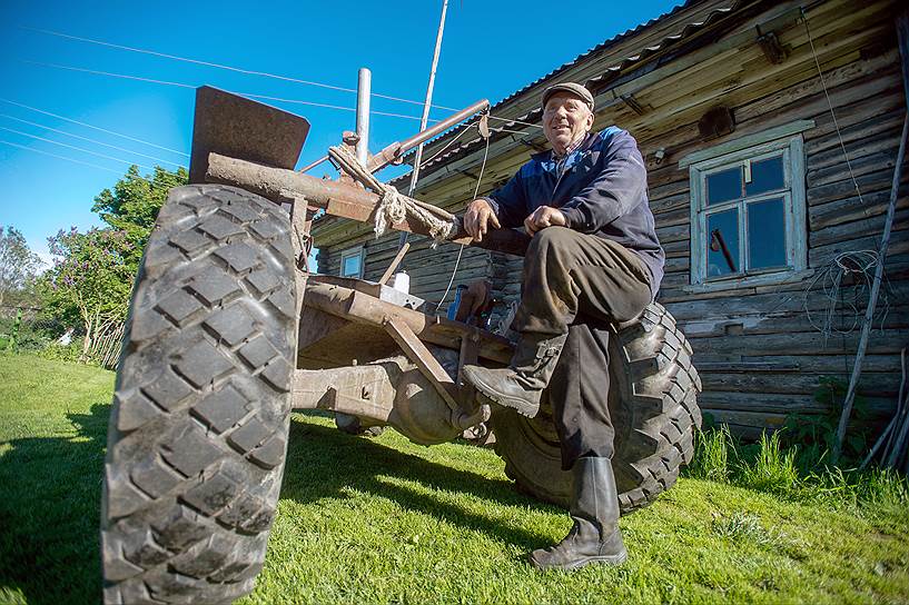 Александра Гурьевича односельчане кличут Кулибиным. Из старых машин он собирает вездеходы, самосвалы и прочие чудеса техники