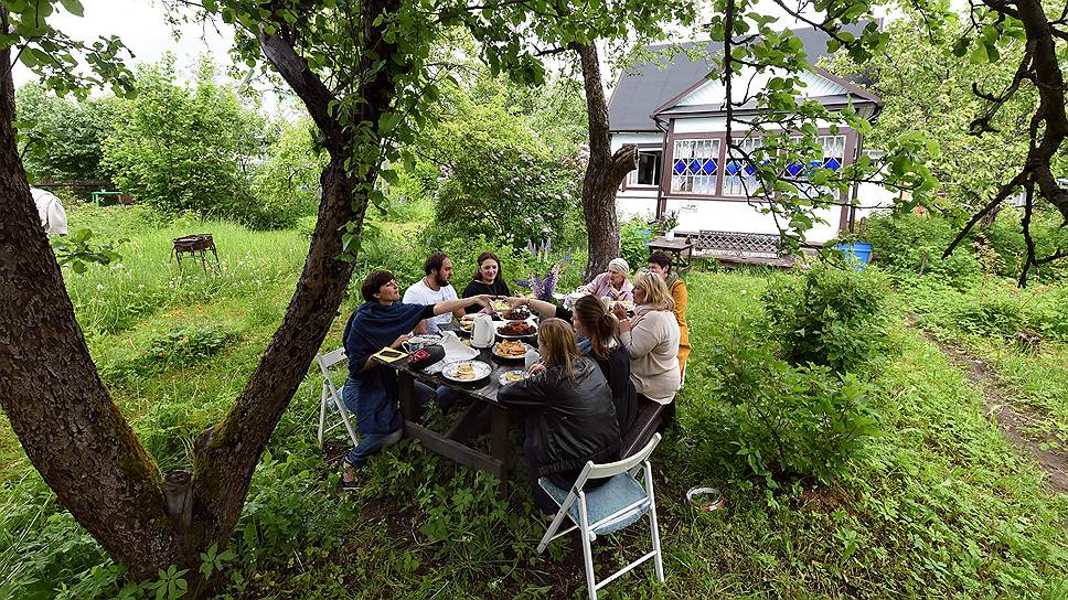 Русская дача родилась под Санкт-Петербургом. Отсюда правило — куртки и кофты даже летом надо держать под рукой