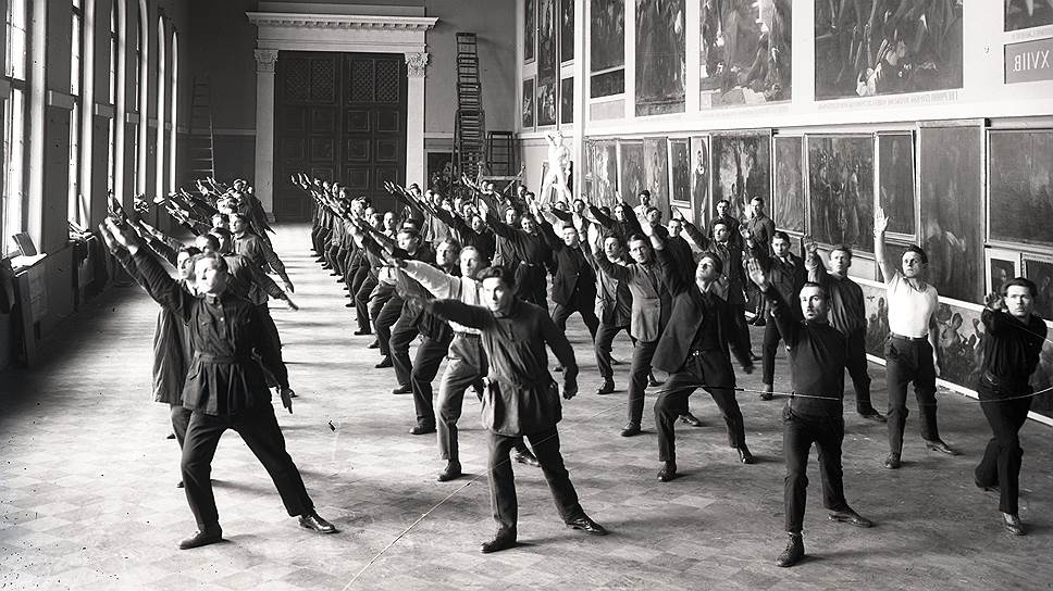 Подготовка студентов к параду. 1930-е годы