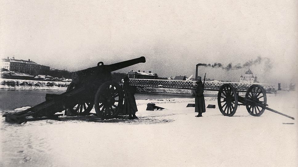 А это московская фотография. Большевистская батарея на берегу Москвы-реки. Жерла пушек направлены на храм Христа Спасителя