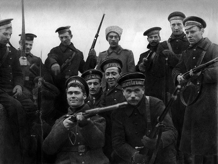 Участники штурма Зимнего. Снимок сделан 26 октября (8 ноября) 1917 года в первой половине дня после взятия Зимнего дворца