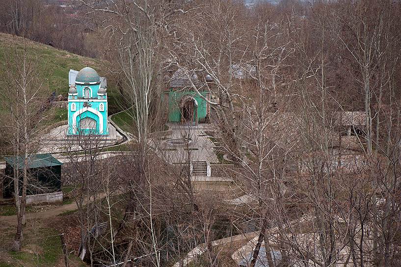 Этот мавзолей (окрестности селения Испанза, в 2 километрах от города Ургут) в окружении чинар выглядит особенно живописно  