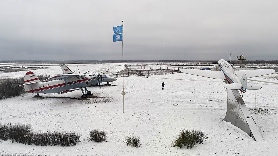 На этих самолетах выросло не одно поколение курсантов. На Ан-2 и Як-18-А уже не летают, а вот Л-410 (на заднем плане) по-прежнему самолет для выпускного курса