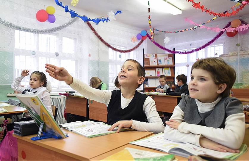 В Лесниково трудятся 10 учителей, из которых шесть преподавателей имеют высшую квалификационную категорию, два педагога имеют звание "Заслуженный учитель РФ" и один — нагрудный знак "Почетный работник общего образования РФ". Нередко один учитель проводит урок для двух классов одновременно