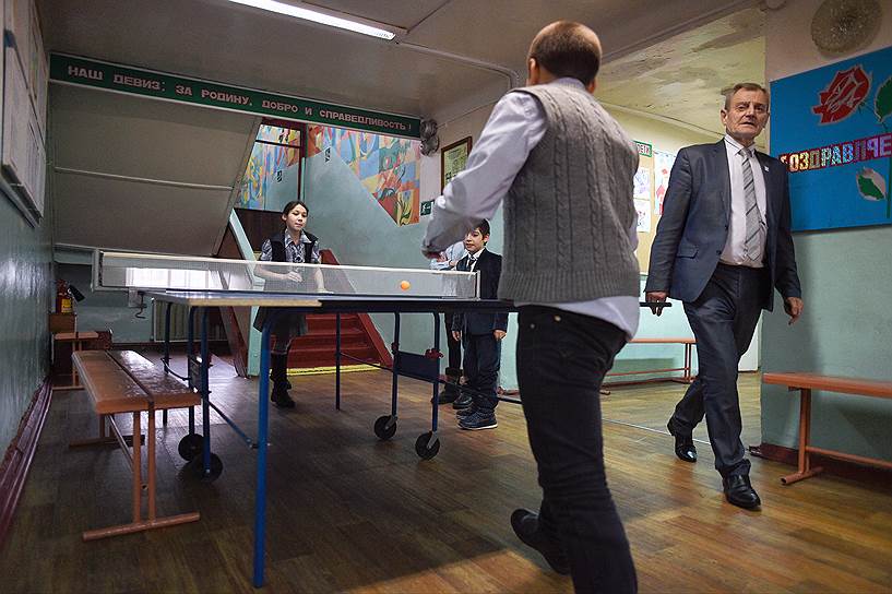 Директор школы Михаил Овечкин не очень доверяет видеокамерам — контролирует все сам