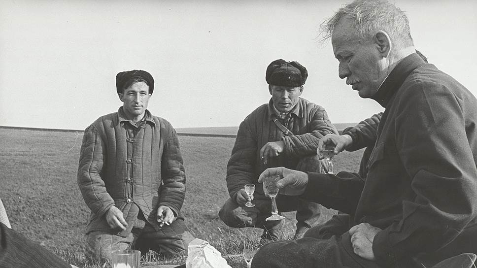 Любой прием пищи Шолохов умел превратить в застолье (фото 1958 года)  