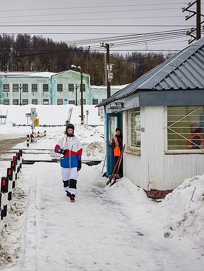 Каждый день несколько автобусов привозят в спортивную школу «Огонек» детей из небольшого моногорода Чусового, расположенного вокруг умирающего металлургического завода На фото: серебряный и бронзовый призер первенства России среди юниоров по могулу Максим Латышев