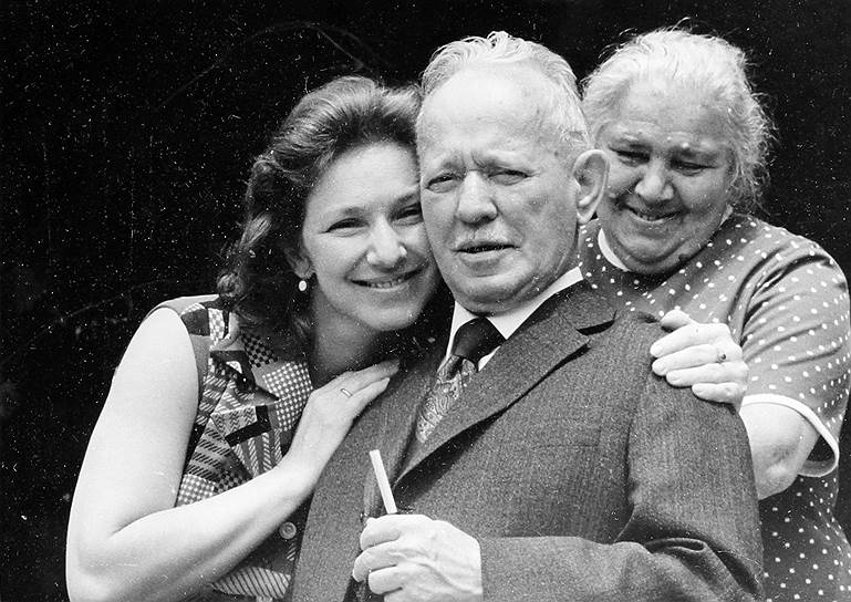 Говорят, за каждым великим мужчиной стоит великая женщина (на фото — Михаил Шолохов с женой Марией Петровной и дочерью Марией)  